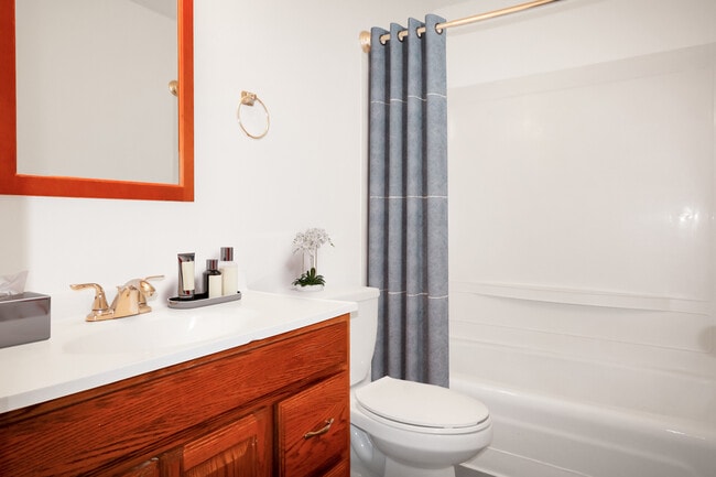 Photo - Lakeside Apartments