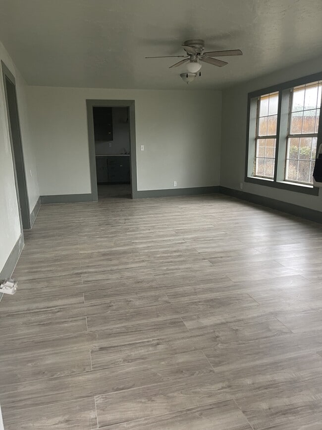 Photo - 305 Bayless St