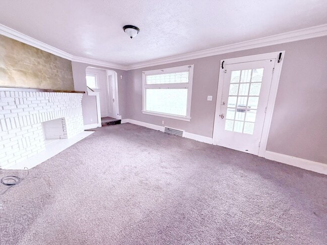 Building Photo - 3 BED 1 BATH BEAUTIFUL SINGLE FAMILY HOME