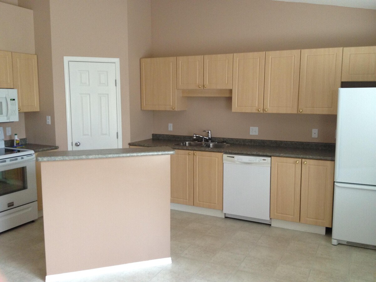 Photo - 8800-8898 98 Ave