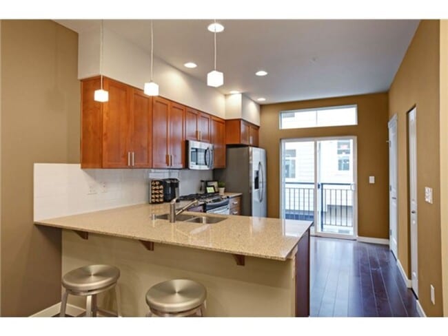 Photo - Bright & Spacious 2bed/2.5bath Townhome in Issaquah!