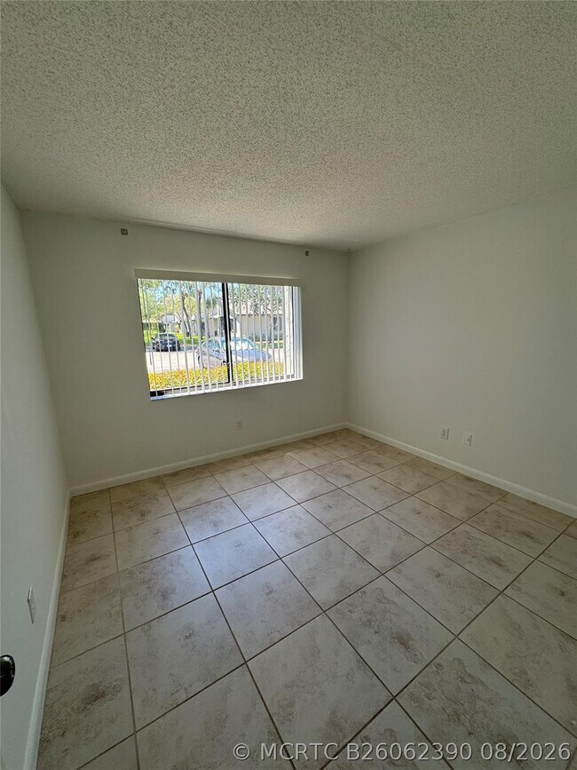 Photo - 445 Lakeview Dr