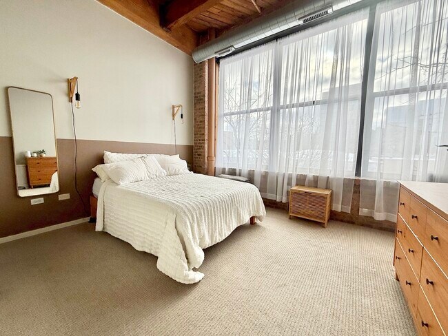 Photo - 1040 W Adams St