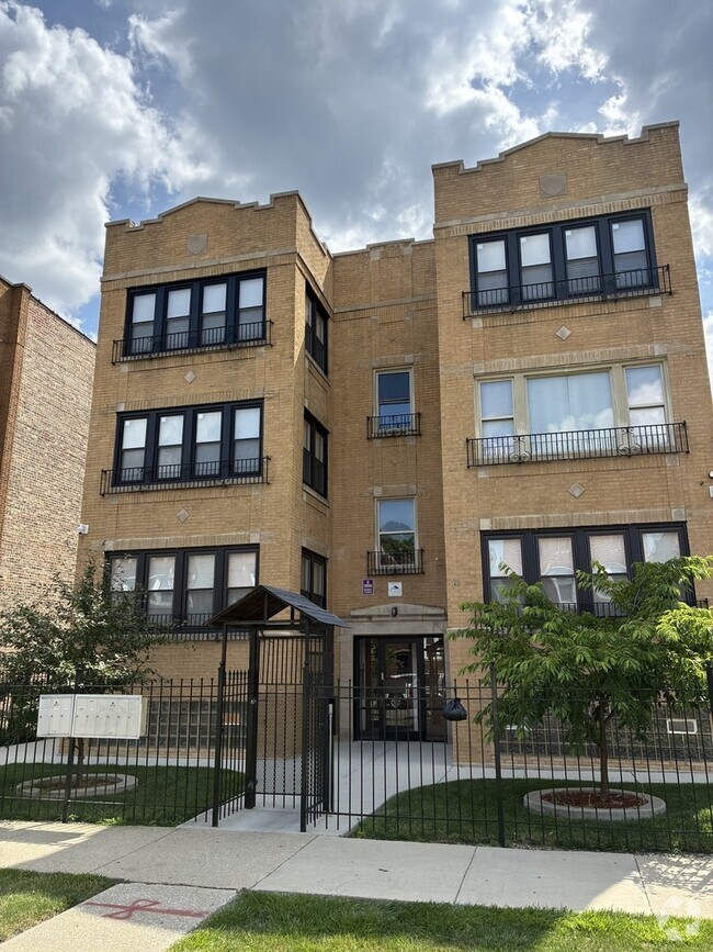 Building Photo - 1111 N Leclaire Ave Unit B Rental
