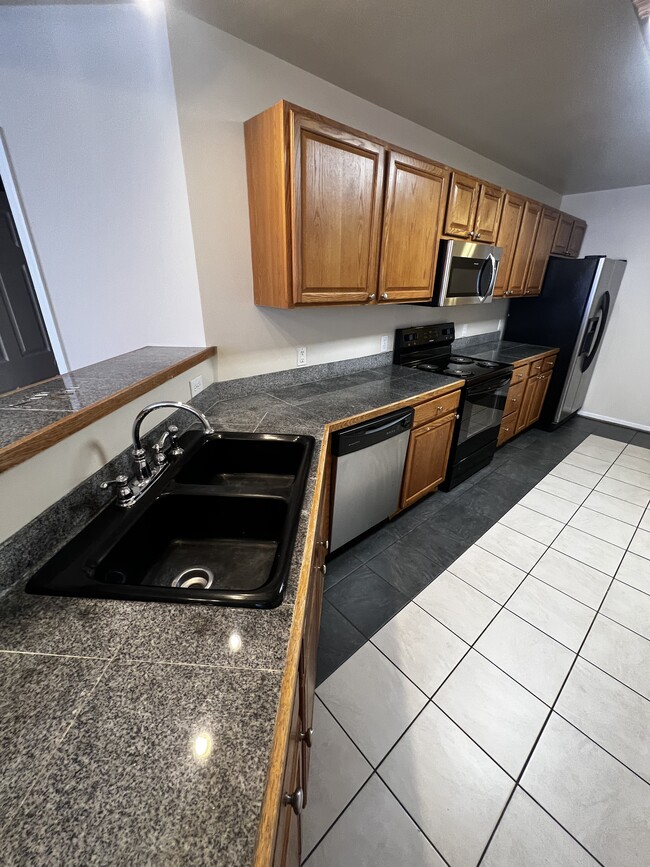 Building Photo - 803 W Broad St Unit 1
