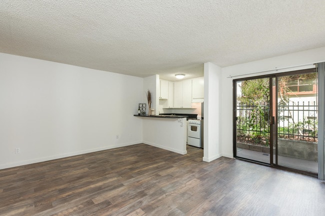 2185 Chatsworth Blvd, San Diego, CA 92107-Loma Highlands Apartment Homes Living Room