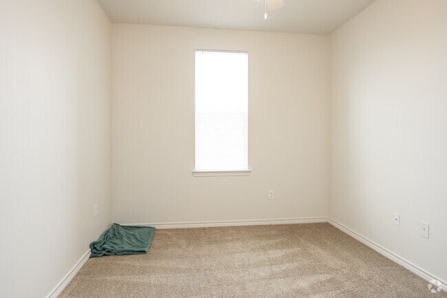 2BR, 2BA - 870SF