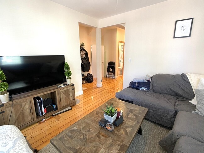 Building Photo - 20 Radcliffe Rd Unit 1