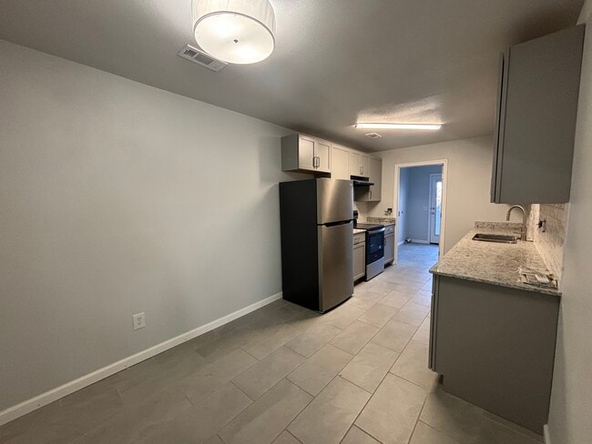 Photo - 2101 W Roselawn St