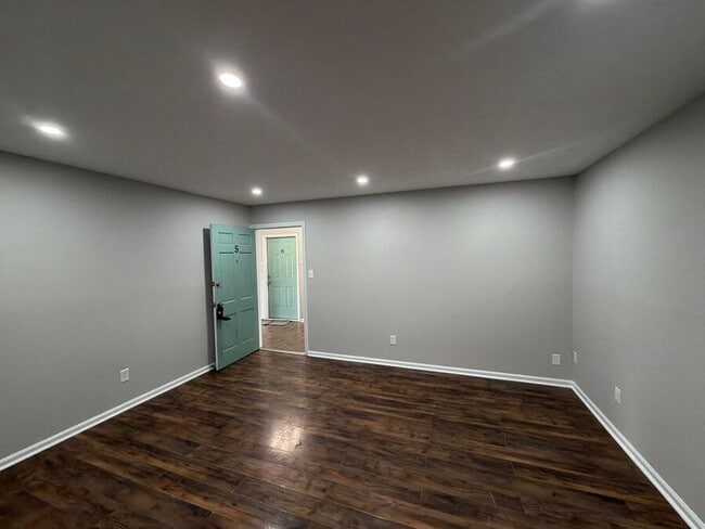 Building Photo - 208 Lakeshore Dr Unit 5