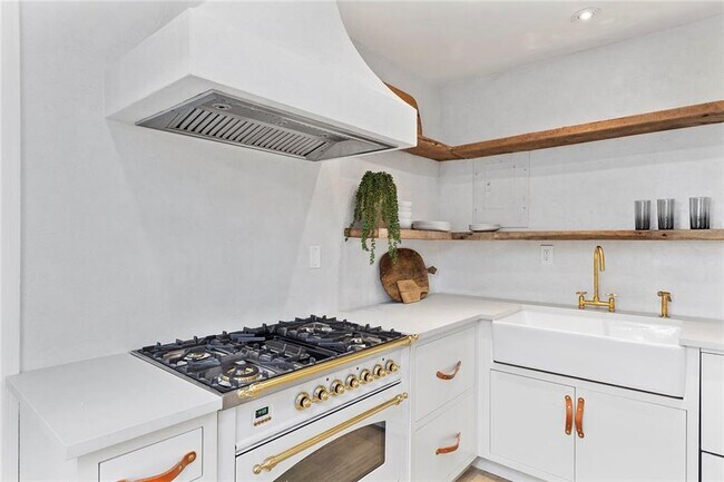 Photo - 716 Stokeswood Ave SE