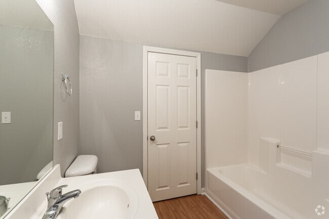 3BR, 2BA - 1350 SF