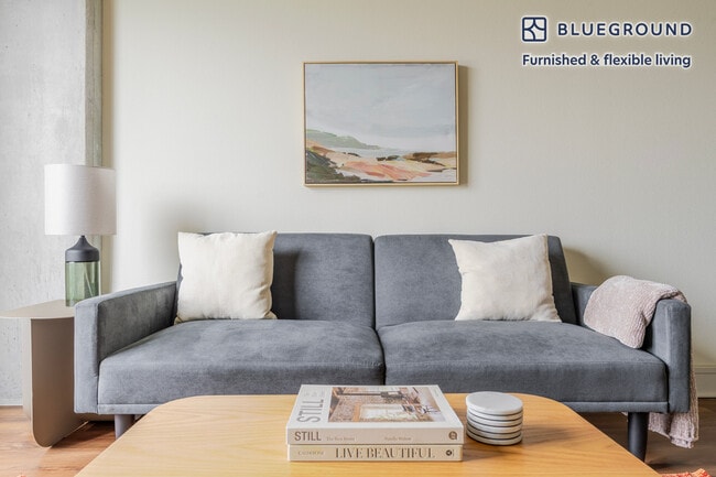 Photo - 615 W 7th St Unidad FL11-ID328