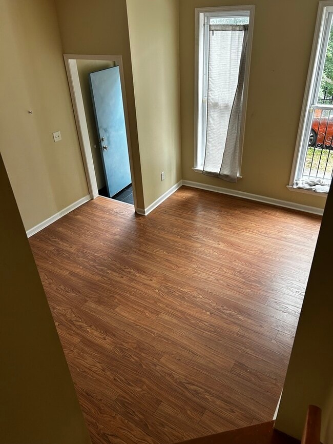 Building Photo - 3 bedrooms 2 bathrooms Rental