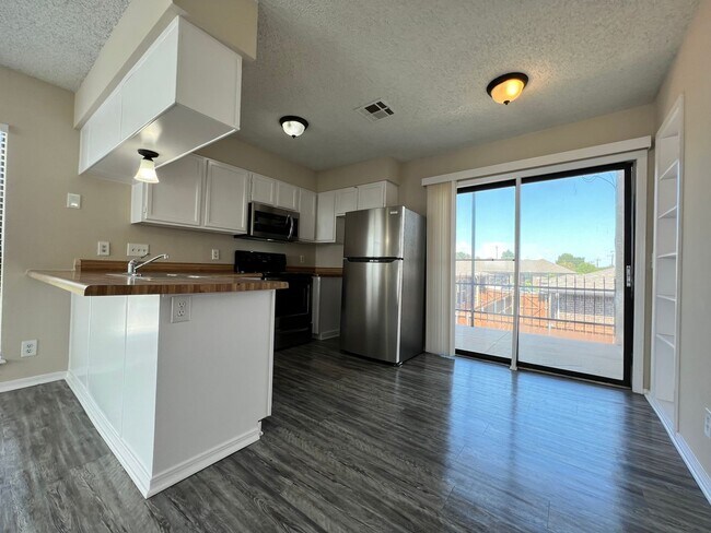 Photo - 2 Bedroom 2 Bath Apartment w/ Washer and Dryer Connections Unidad 28A