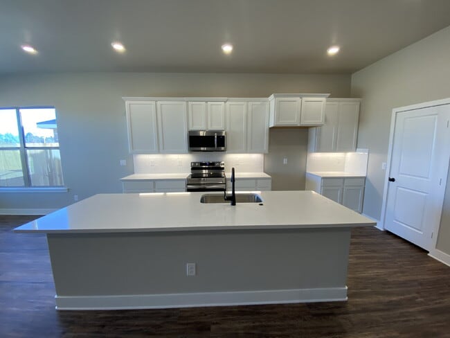 Photo - WONDERFUL 4 BEDROOM HOME IN BELL FARMS!!!