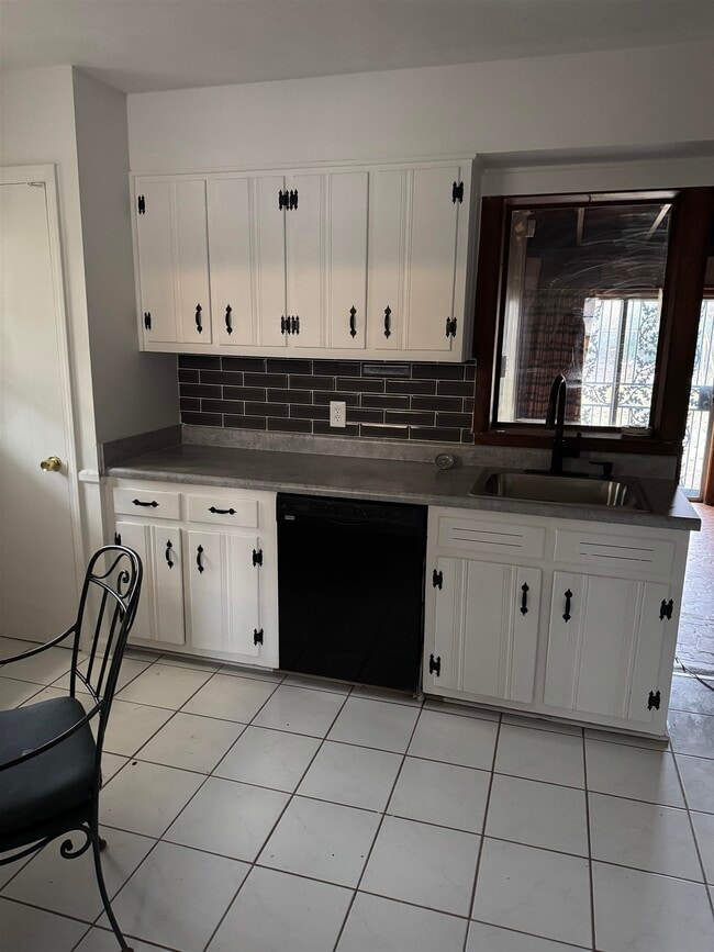 Photo - 2404 Perry Cove