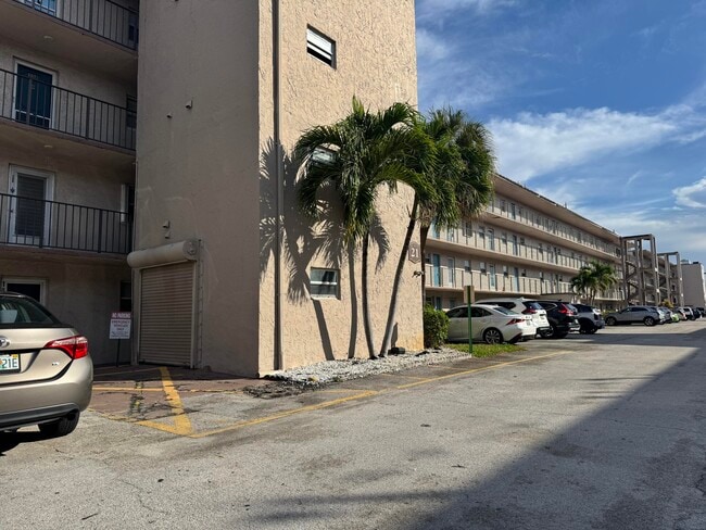 Building Photo - 725 Lori Dr Unit 107