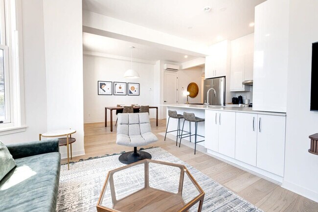 Photo - 4500 Rue Hutchison Unit FL1-ID1254792P