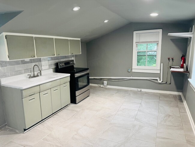 121 E Chestnut St Unit 2