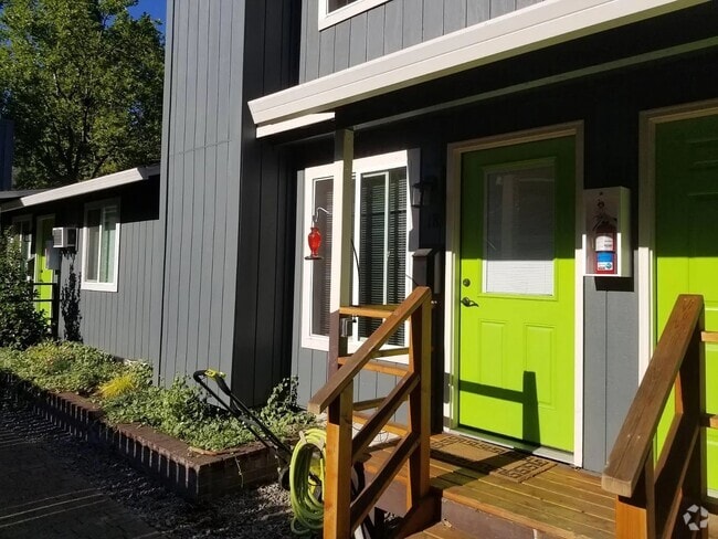 Building Photo - 2518 SE Nehalem St Rental