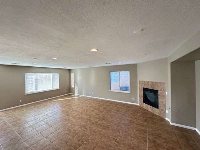 Photo - Mountains Edge-Pod 129