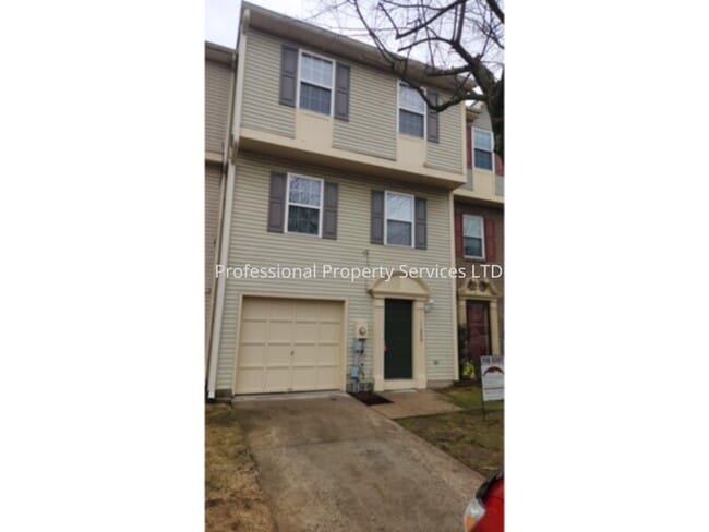 Building Photo - Beautiful 3-Level Garage Townhome  Convenient Location!