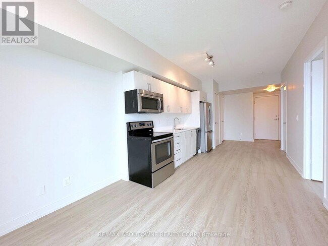 Photo - 763 Woodbine Ave