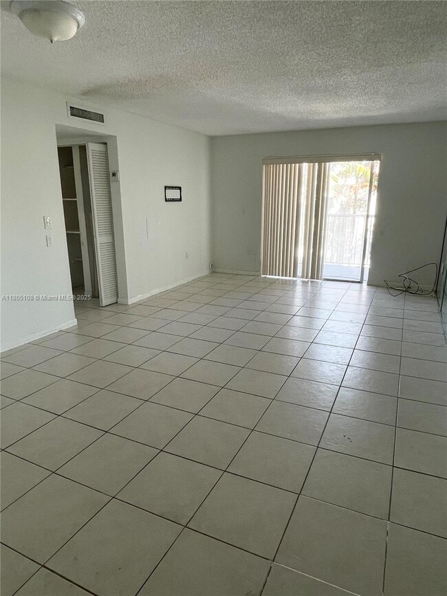 Photo - 3527 NE 168th St Unidad 408