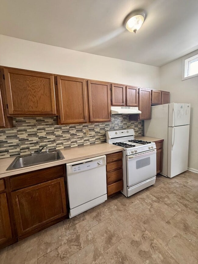 Building Photo - 607-609 School St Unit 6072S