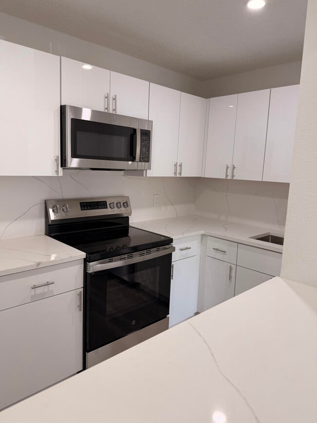 Building Photo - 10401 SW 108th Ave Unit 240