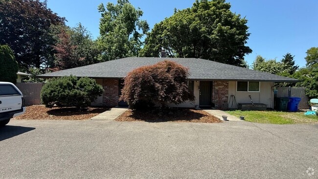 Building Photo - Great Duplex 2bd 2bath Big yard, Parking, ... Rental