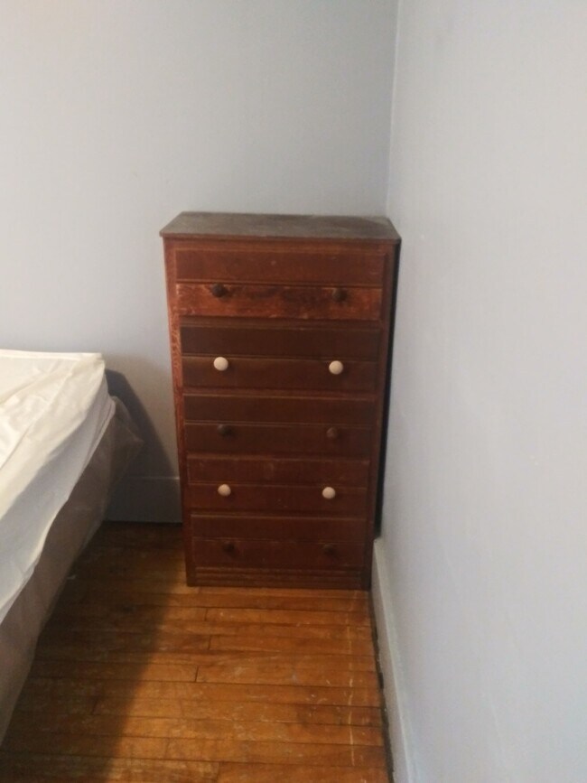 916 Ackerman Avenue, Unit Room 9