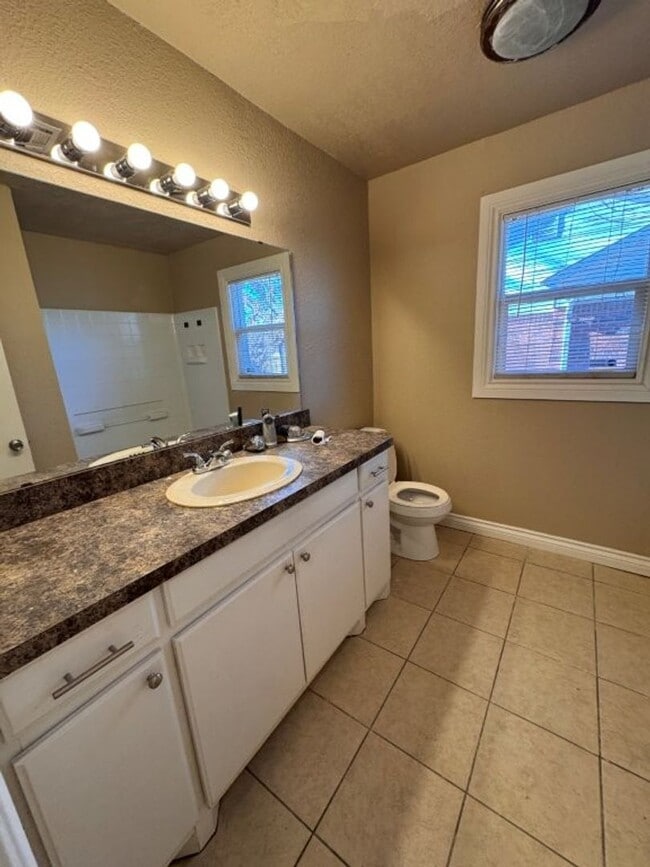 Photo - 3 bed, 1 and a 1/2 bath , one car garage! New paint, updates throughout and ready for move in!