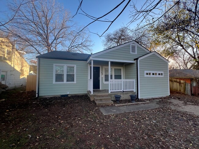 Building Photo - 2129 W Sherwood Ave