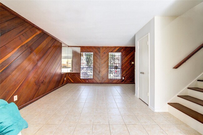 Photo - 14633 Perthshire Rd