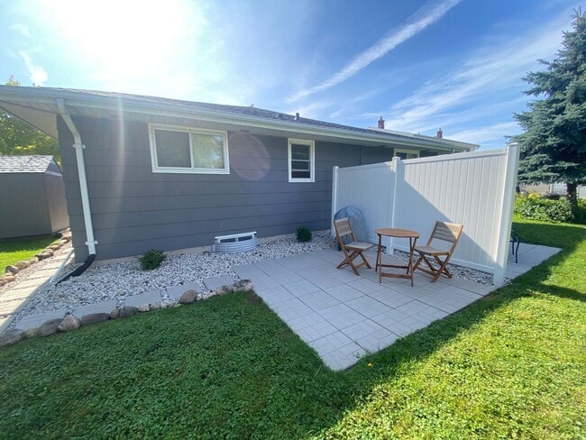 Photo - 968 Grove St