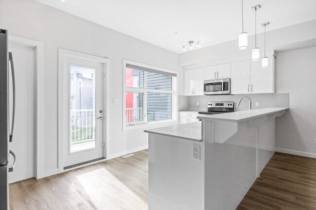 Building Photo - 1631 Hammond Cres NW Unit 03