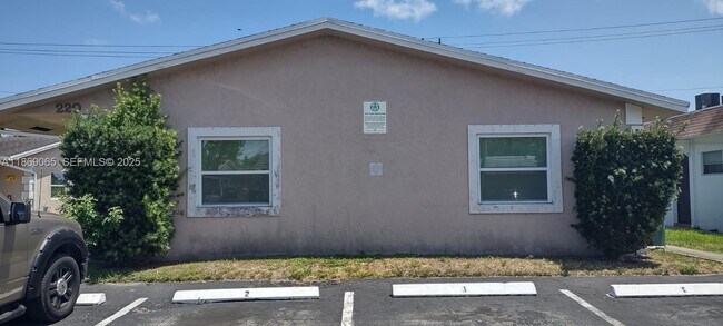 Building Photo - 230 NE 40th St Unit 1