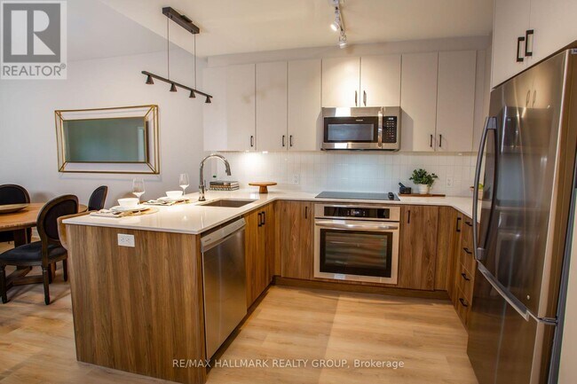 Photo - 275 Carling Ave Unit 908