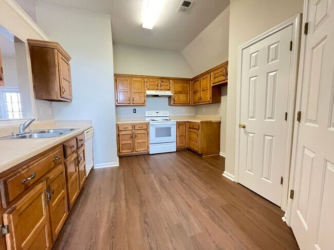 1344 Custer Dr E