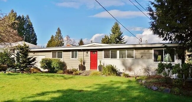 Building Photo - Beautiful Mid-Century four-bedroom Shoreline
