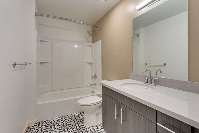 Hall Bath - oneR midTown Apartments