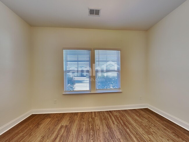 Photo - 104 Stagecoach Ln