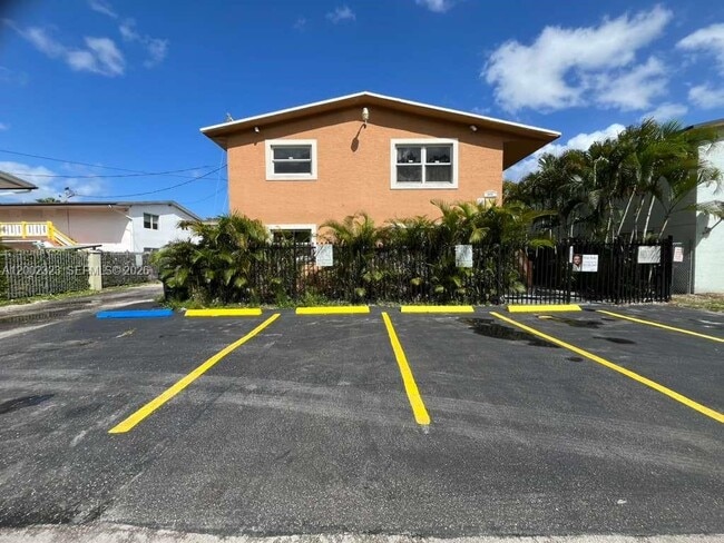 Building Photo - 608 SW 16th Ave Unit 3