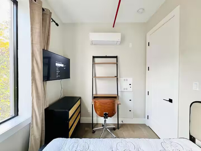 Building Photo - Furnished room/NOT APARTMENT