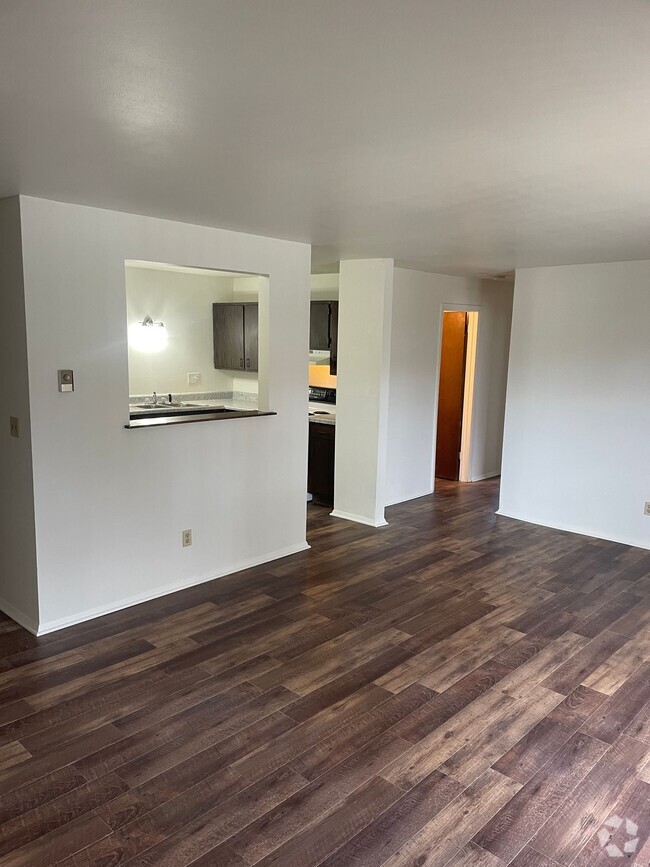 Building Photo - Large 2 bedroom 1 bath with balcony and ga... Rental