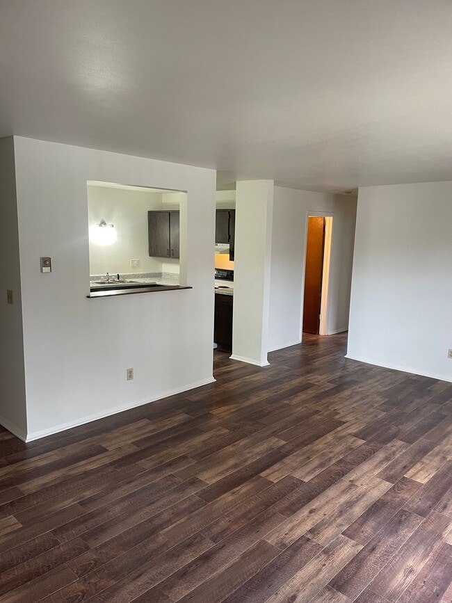 Building Photo - Large 2 bedroom 1 bath with balcony and ga... Rental