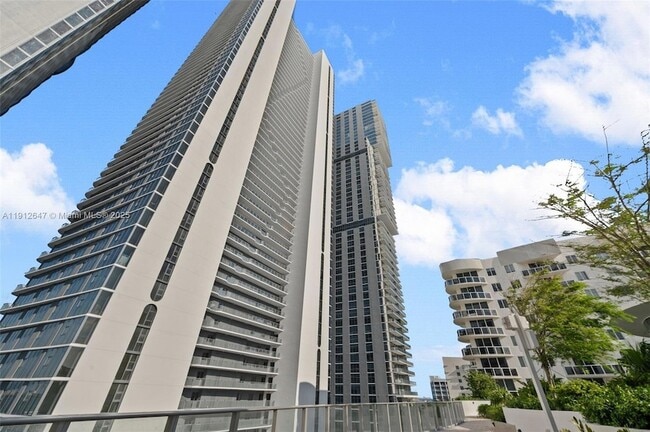 Building Photo - 700 NE 24th St Unit 5606