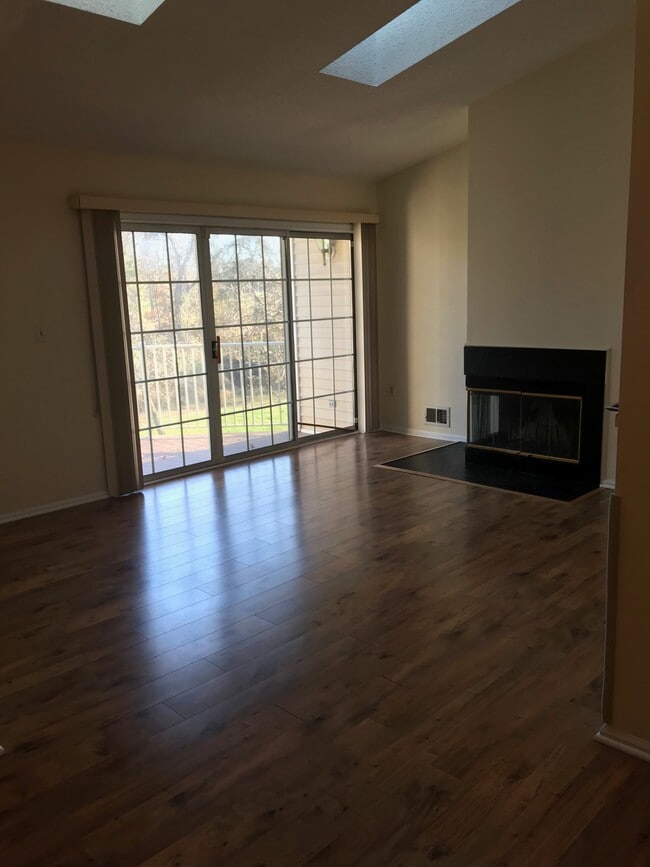 Living RM with Fire Place - 29 Amberly Ct Unit 29